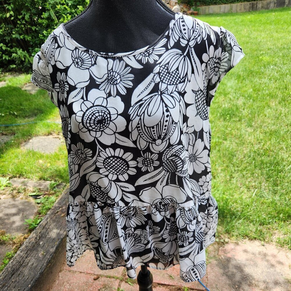 P281. Ann Taylor Black & White Floral Cap sleeve blouse with peplum ruffle |L